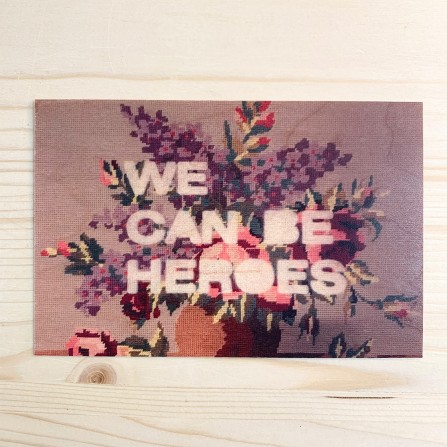 Carte Postale WOODHI Bois d'Erable Slogans Heroes