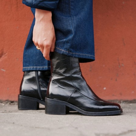 Boots ODAJE Callie Cuir Plissé Verni Noir